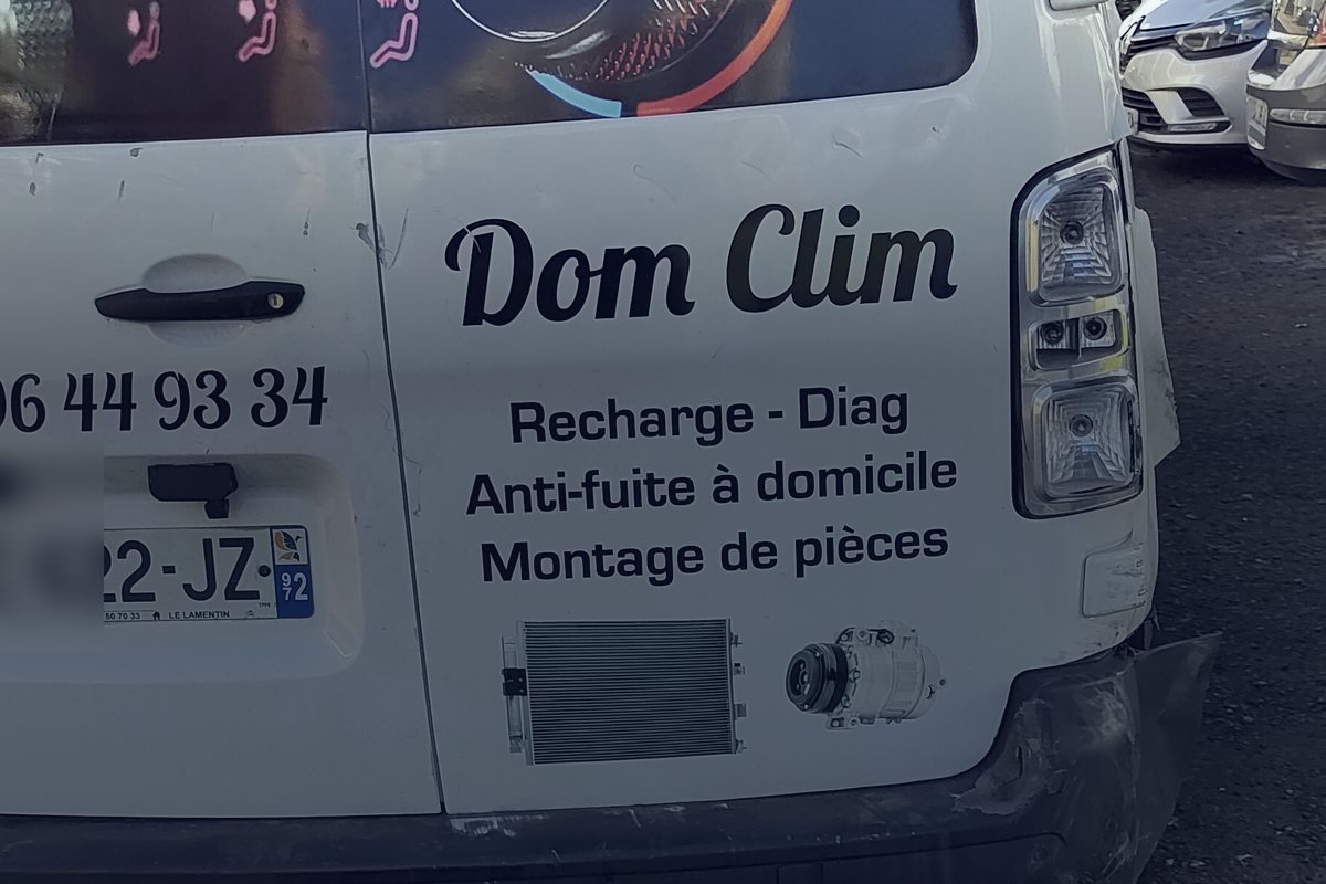 Intervention de climatisation à domicile avec le véhicule atelier DOM CLIM
